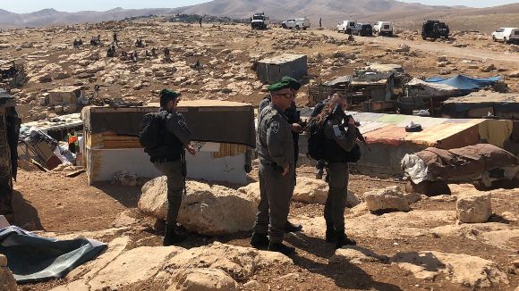 في إطار سياسة التهجير القسري للفلسطينيين في مناطق (C)، قوات الاحتلال تبدأ بمحاصرة تجمع 