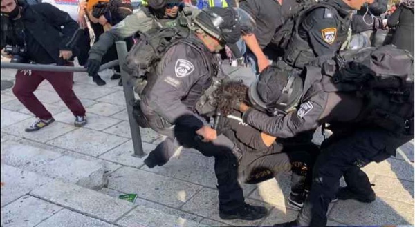 (حماية) يدين سلوك جنود الاحتلال، ويطالب بتشكيل لجنة مستقلة للتحقيق في جريمة الاعتداء على فتاة فلسطينية عند باب العامود بالقدس المحتلة