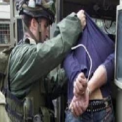 قوات الاحتلال الإسرائيلي تعتقل مواطنا جنوب الخليل/