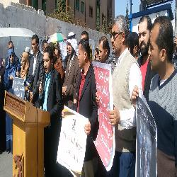 حماية يشارك في وقفة تضامنية مع المهندسين؛ عقب قرار وكالة غوث وتشغيل اللاجئين إنهاء عقودهم